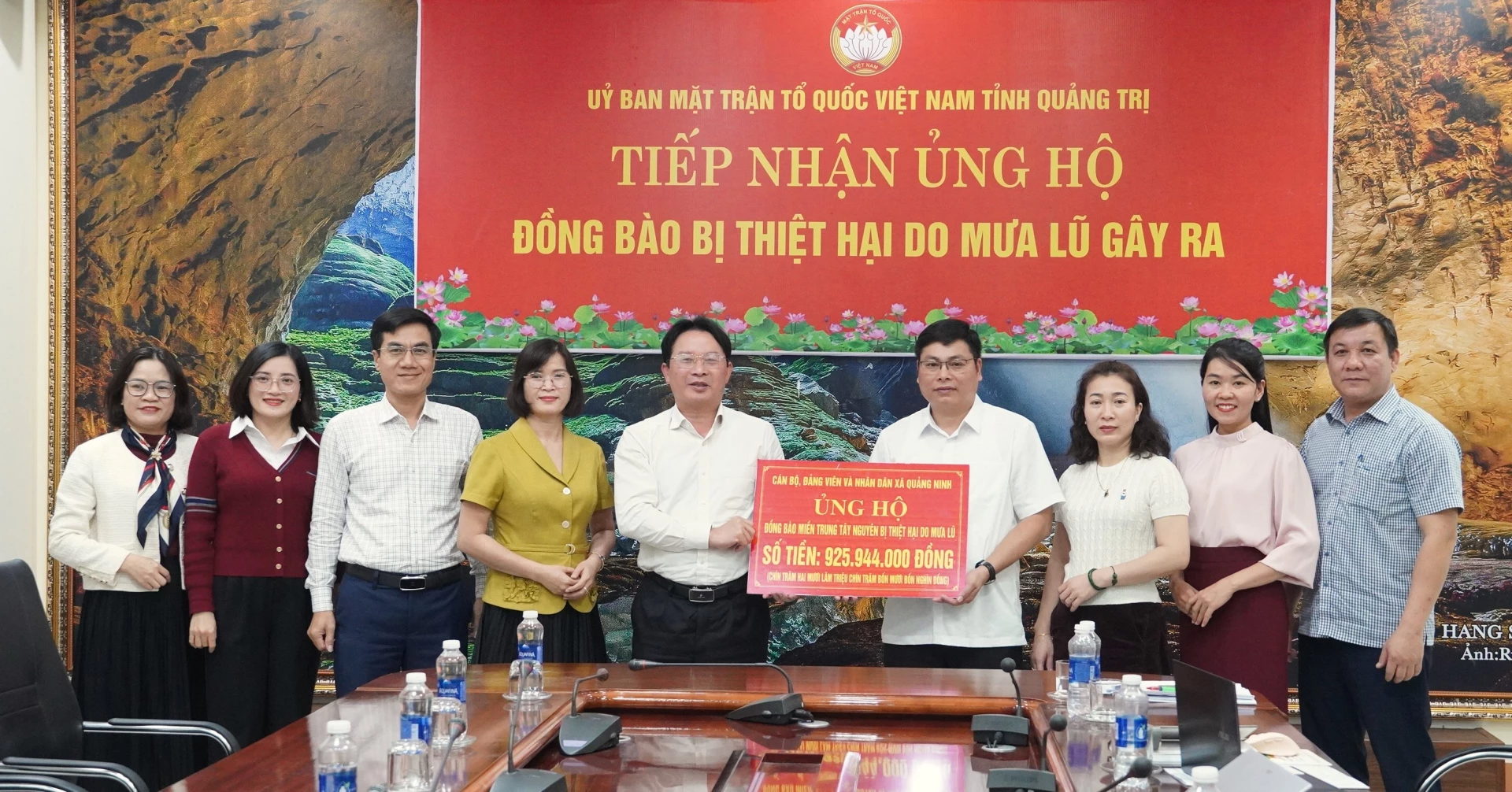 কোয়াং নিন কমিউনের কর্মকর্তা এবং জনগণ প্রায় ৯২৬ মিলিয়ন ভিয়েতনামি ডং দান করেছেন - ছবি: QV