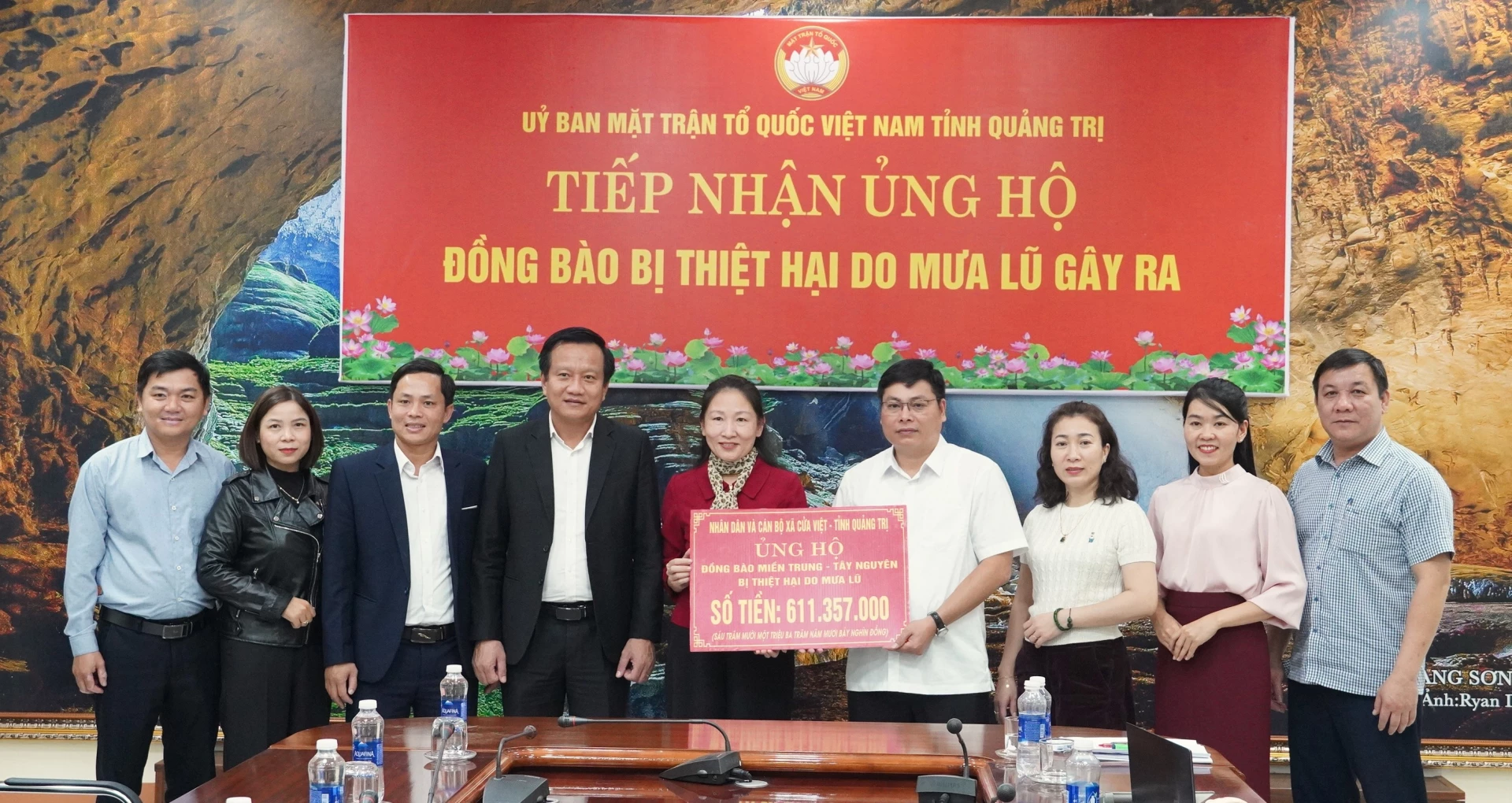 কুয়া ভিয়েত কমিউনের কর্মকর্তা এবং জনগণ ৬১১.৩ মিলিয়ন ভিয়েতনামি ডং এরও বেশি দান করেছেন - ছবি: QV