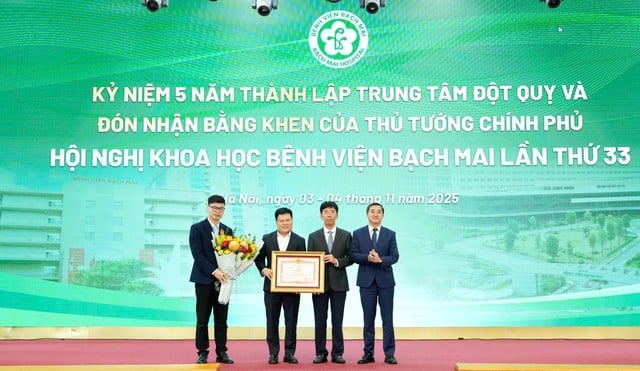 Le professeur Mai Duy Ton apporte « l'heure dorée » aux régions reculées - Photo 1. GS.TS Mai Duy Tôn mang 'giờ vàng' đến vùng xa- Ảnh 1.