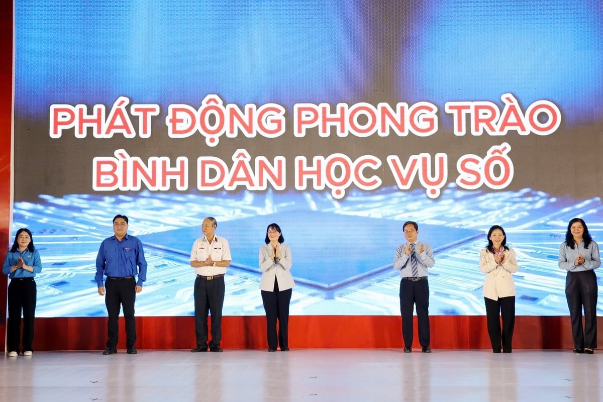 Phong trào 'Bình dân học vụ số' xây dựng TP.HCM phát triển nhanh, bền vững, văn minh, hiện đại và nghĩa tình. Ảnh: K.S.