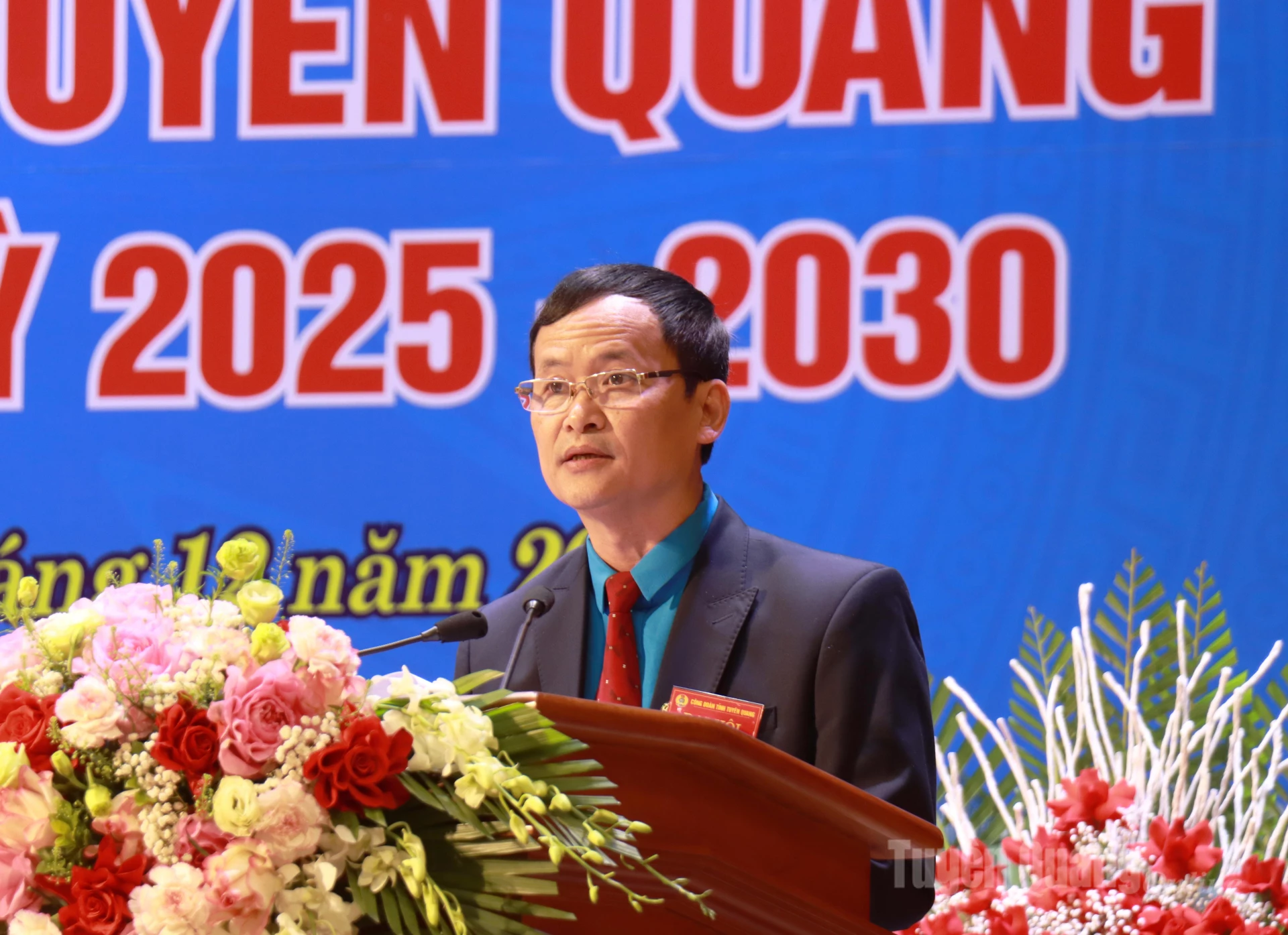 Kamerat Trieu Tai Phong, formann for den provinsielle arbeiderforbundet, holdt åpningstalen på kongressen.