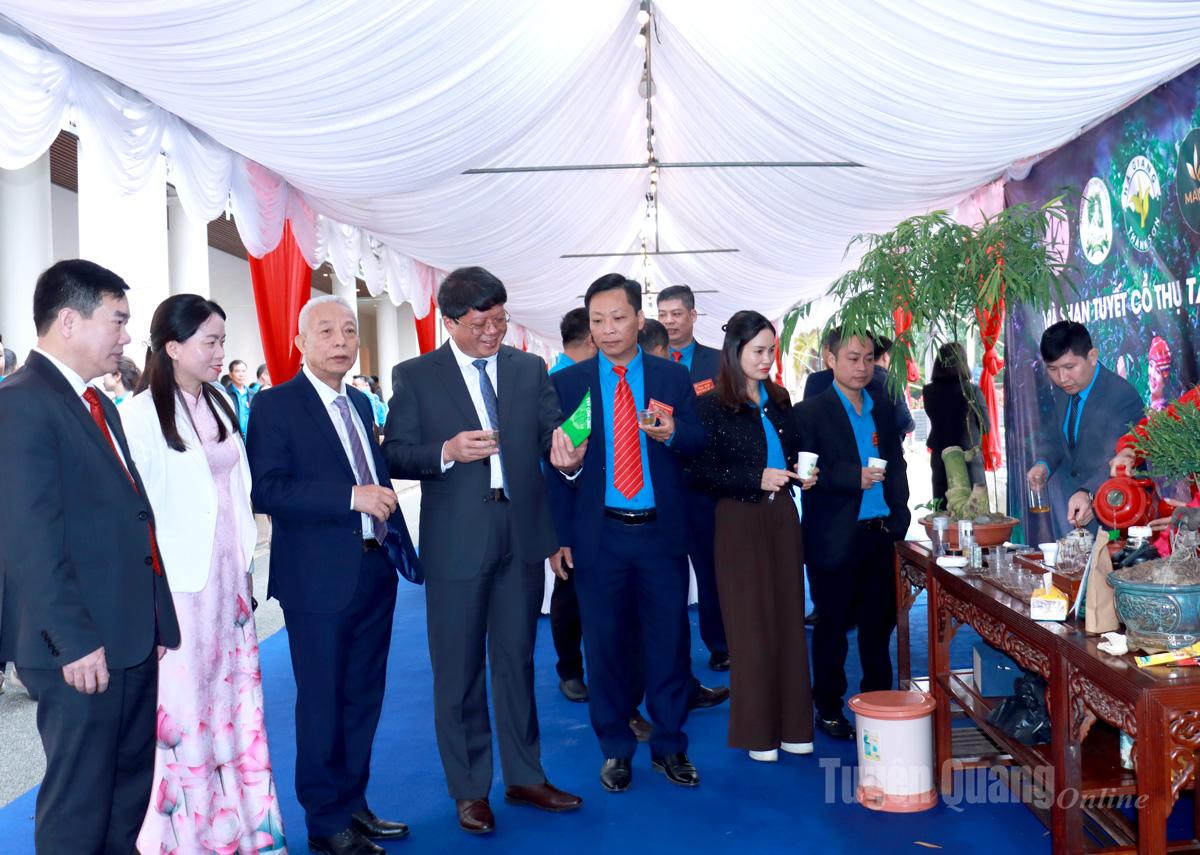 Delegater besøker Shan Tuyet-tesmakingslokalet på kongressen.