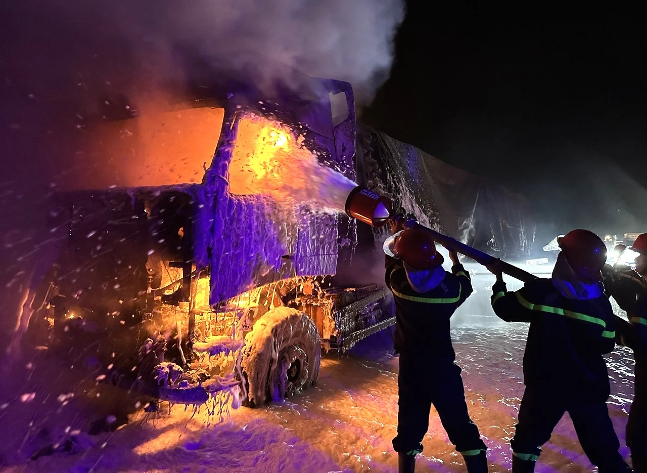 مشهد حريق مقطورة الجرار على طريق كام لو - فان نينه - تصوير: ترونغ دوك
