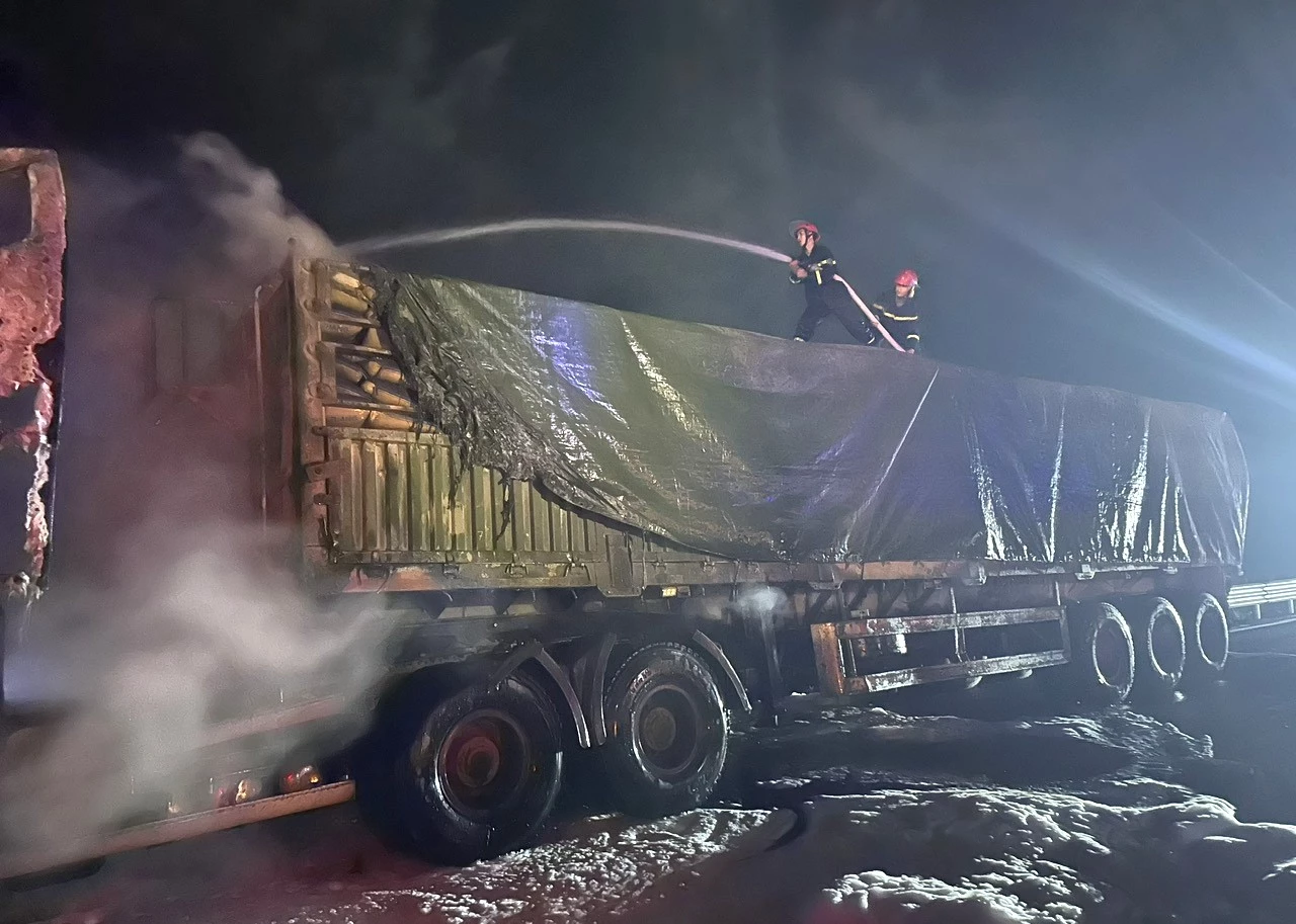 شارك فريق الإطفاء والإنقاذ بالمنطقة 1 في مكافحة الحرائق - الصورة: ترونغ دوك