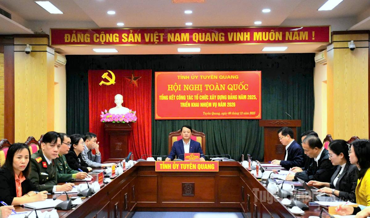 Kamerad Hau A Lenh, anggota Komite Sentral Partai, Sekretaris Komite Partai Provinsi yang diketuai di titik jembatan Tuyen Quang.