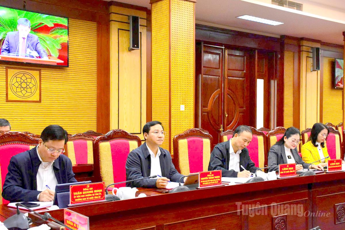 Kawan Tran Quang Minh, anggota Komite Tetap Partai Provinsi, Ketua Komite Organisasi Partai Provinsi dan para delegasi menghadiri konferensi di jembatan Tuyen Quang.