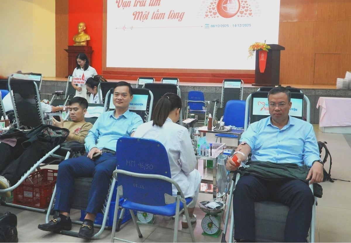 Lãnh đạo EVNGENCO1 tiên phong hưởng ứng Tuần lễ hồng EVN. Ảnh: EVNGENCO1.