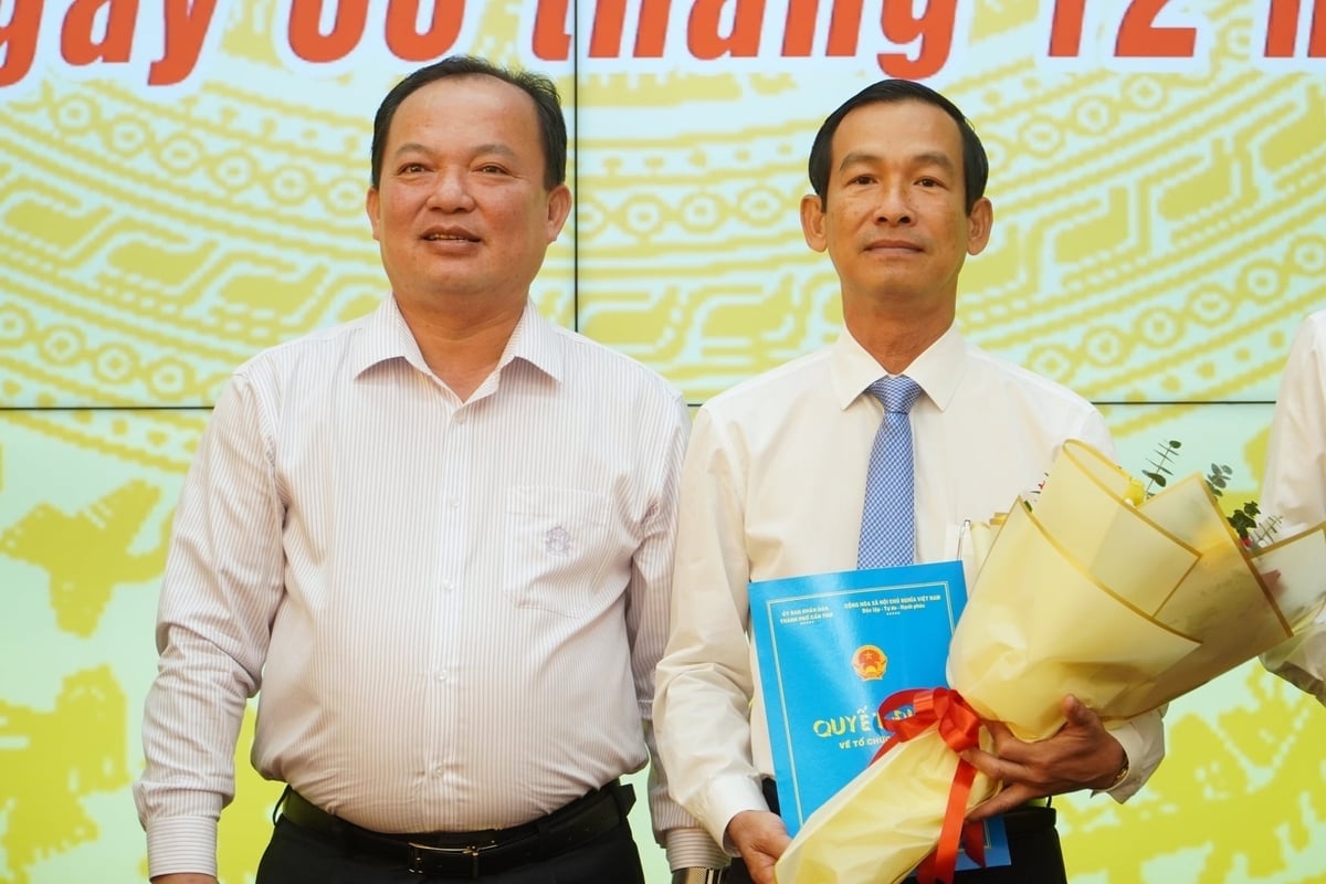 Lãnh đạo TP. Cần Thơ trao quyết định bổ nhiệm ông Lê Thanh Tâm giữ chức vụ Giám đốc Sở Tài chính thành phố. Ảnh: Kim Anh.