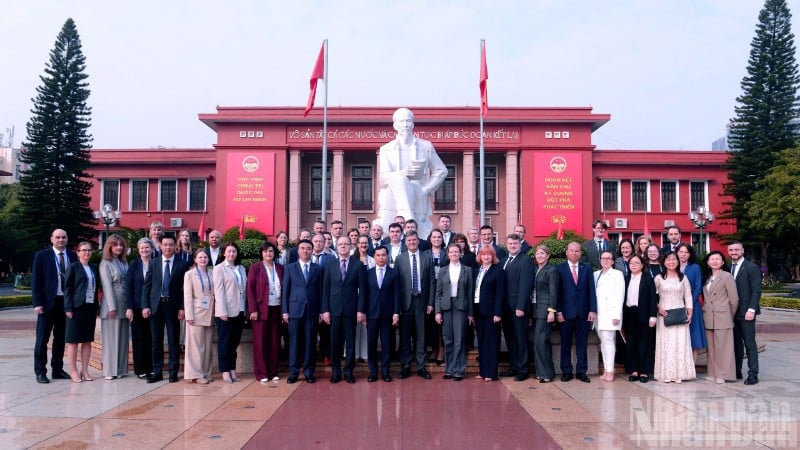 प्रतिनिधि स्मारिका तस्वीरें लेते हुए। (फोटो: फाम कुओंग)