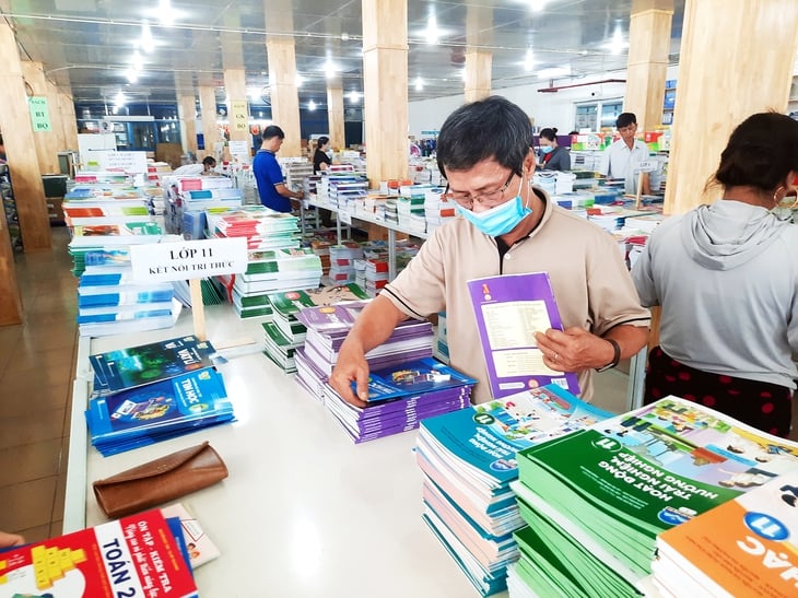 sách giáo khoa - Ảnh 2.