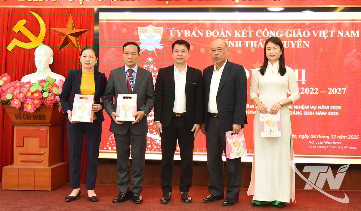 Дарим рождественские подарки католикам.