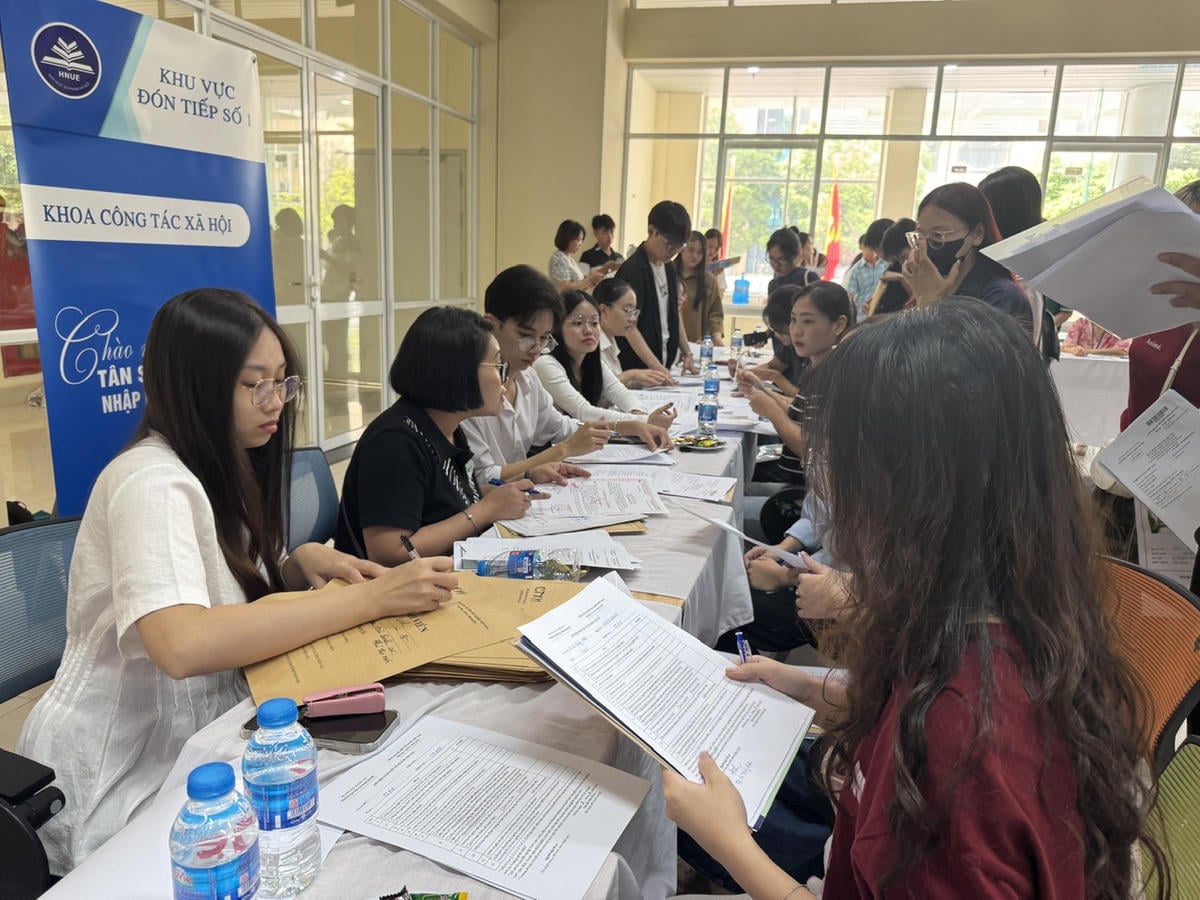 الطلاب الجدد للعام الدراسي ٢٠٢٥-٢٠٢٦ يُكملون إجراءات القبول في جامعة هانوي الوطنية للتعليم. تصوير: نجوين هواي