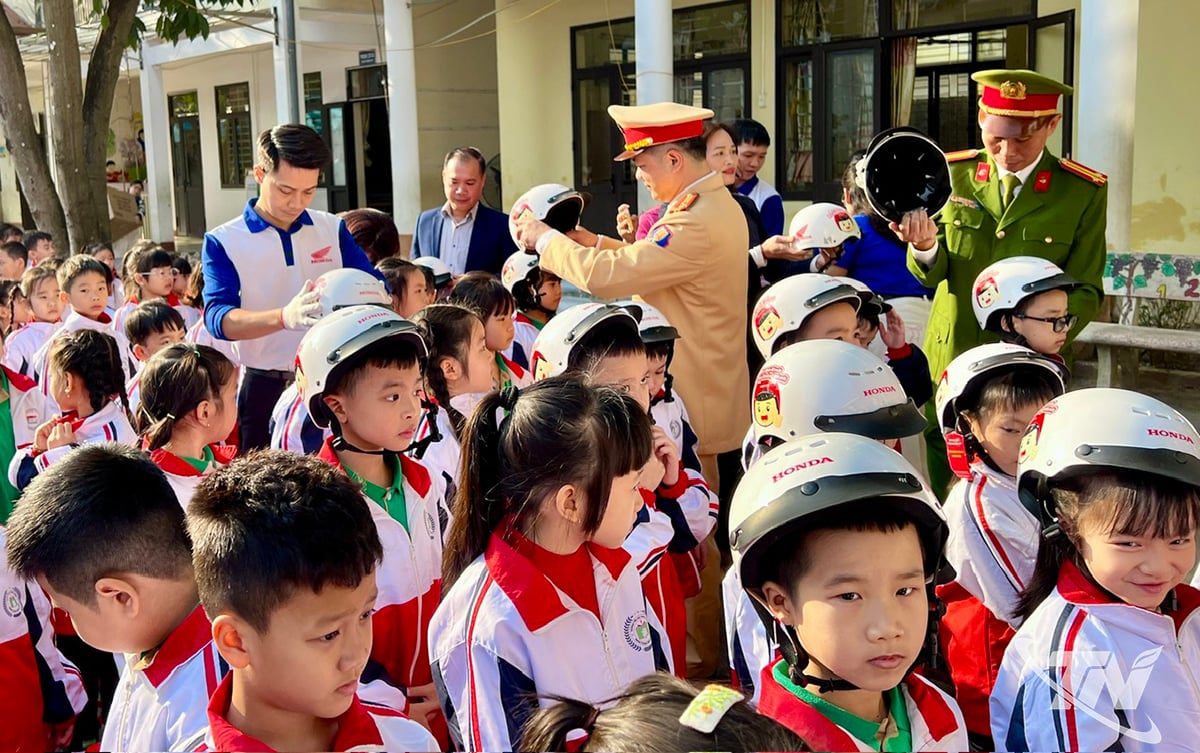 خلال البرنامج، قدمت لجنة السلامة المرورية الإقليمية وشركة هوندا فيتنام خوذات قياسية للطلاب.