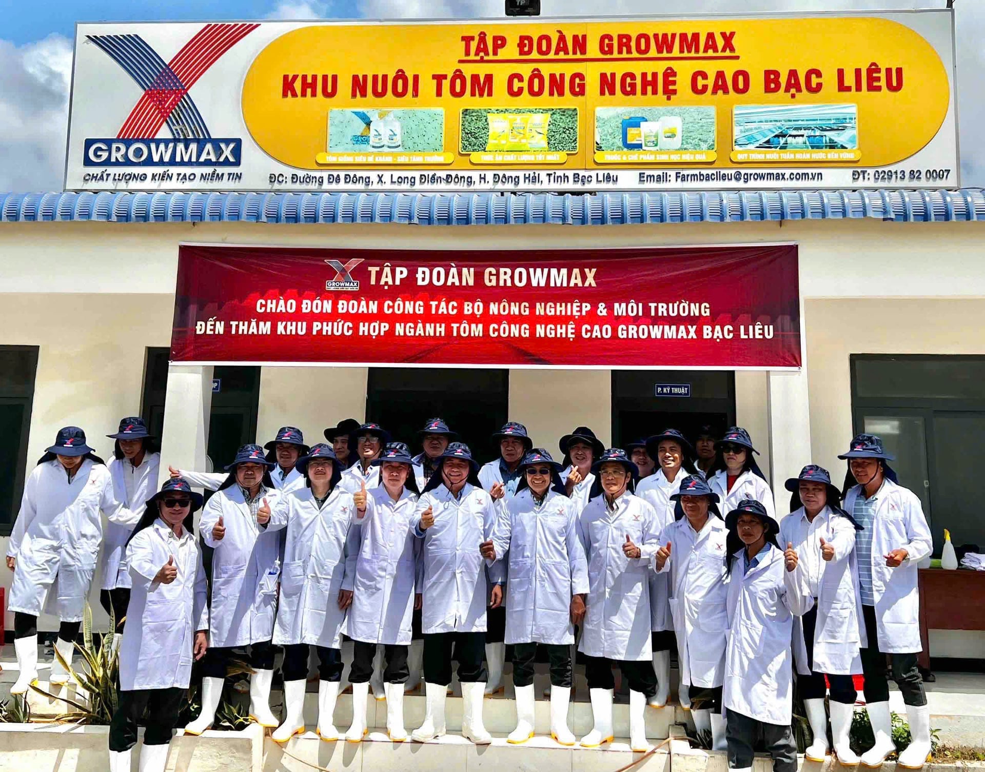 Thứ trưởng Bộ Nông nghiệp và Môi trường Võ Văn Hưng (đứng giữa, hàng đầu)  thăm Khu phức hợp ngành tôm công nghệ cao GrowMax tại Bạc Liêu. Ảnh: HT. 