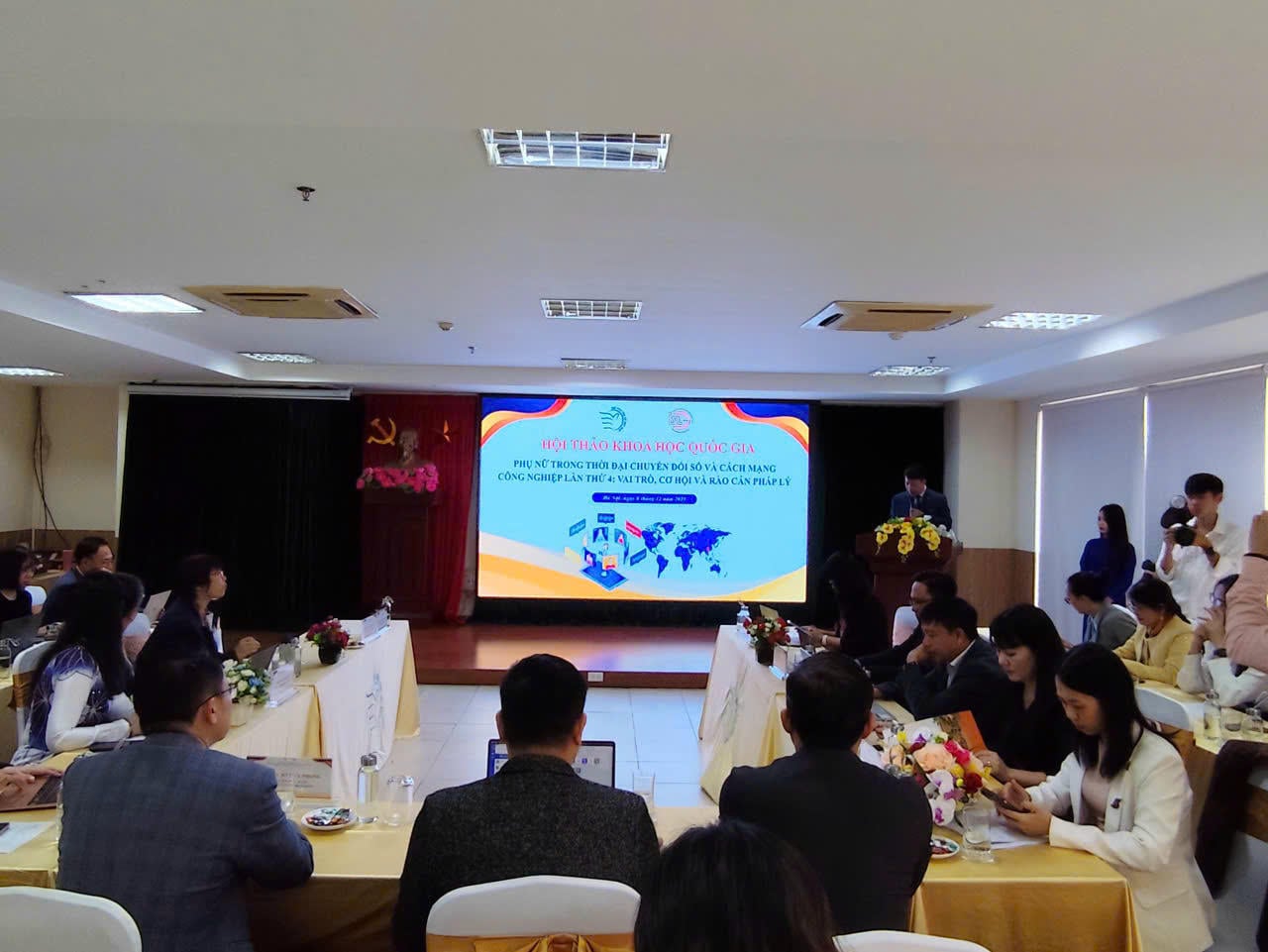 Academia Femeilor din Vietnam, în colaborare cu Institutul de Stat și Drept al Academiei de Științe Sociale din Vietnam, a organizat o Conferință Științifică Națională cu tema „Femeile în era transformării digitale și a celei de-a patra revoluții industriale: Rol, oportunități și bariere juridice” pe 8 decembrie 2025. (Fotografie de PV)