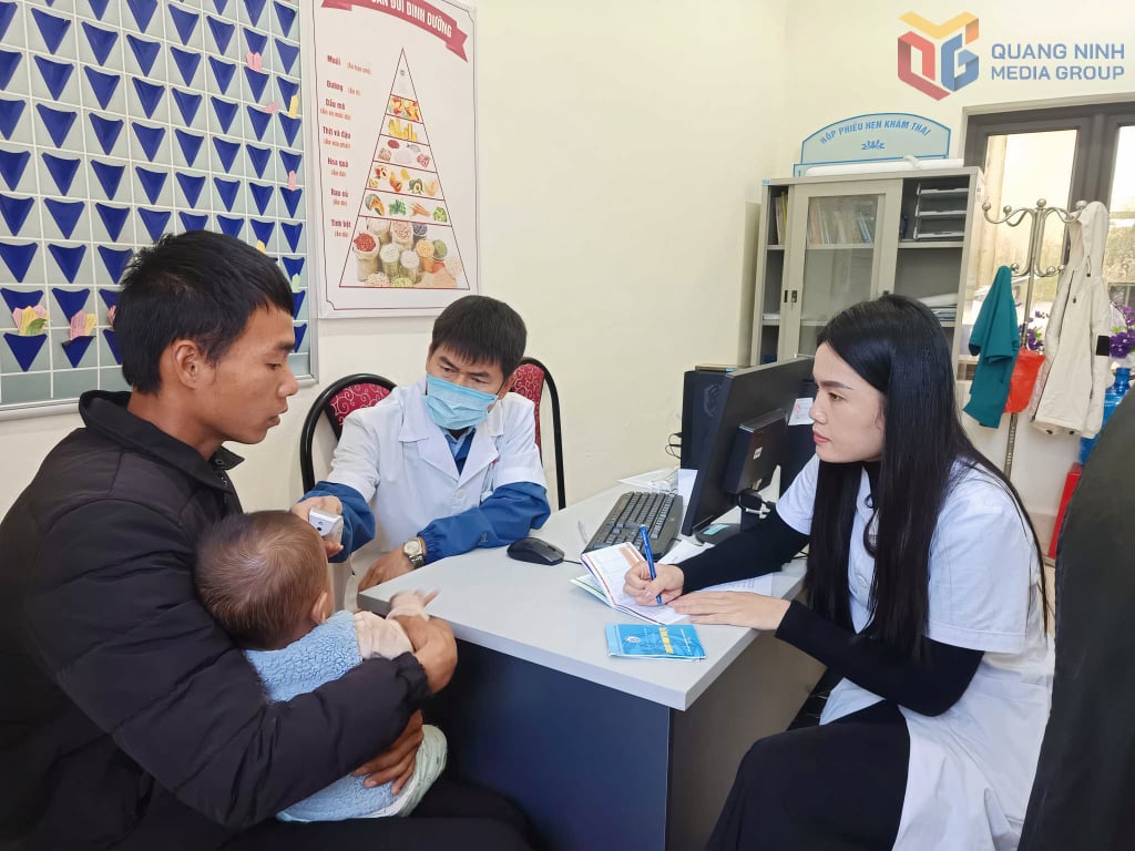 बा चे कम्यून स्वास्थ्य स्टेशन पर बच्चों की स्वास्थ्य जांच।