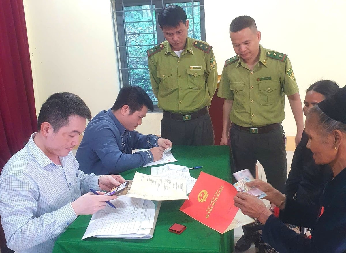 Đồng bào vùng cao được thụ hưởng nhiều chính sách thiết thực nhờ bảo vệ rừng. Ảnh: Việt Khánh.