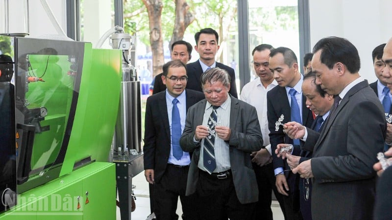 Delegații au vizitat Laboratorul Național Cheie pentru Mecatronică și Aplicații din cadrul Universității de Tehnologie (Universitatea din Danang).