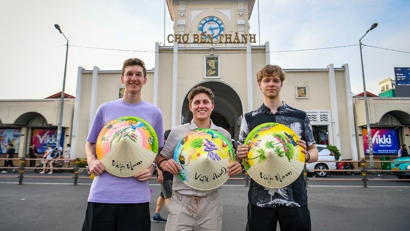 Német turisták látogatják Ho Si Minh-várost. (Fotó: THANH DAT)