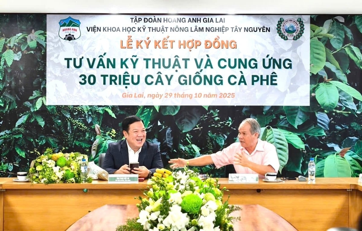 Lễ ký kết chuyển giao 30 triệu cây giống cà phê chất lượng cao và kỹ thuật chăm sóc giữa Viện Eakmat và Tập đoàn Hoàng Anh Gia Lai. Ảnh: Đăng Lâm. 