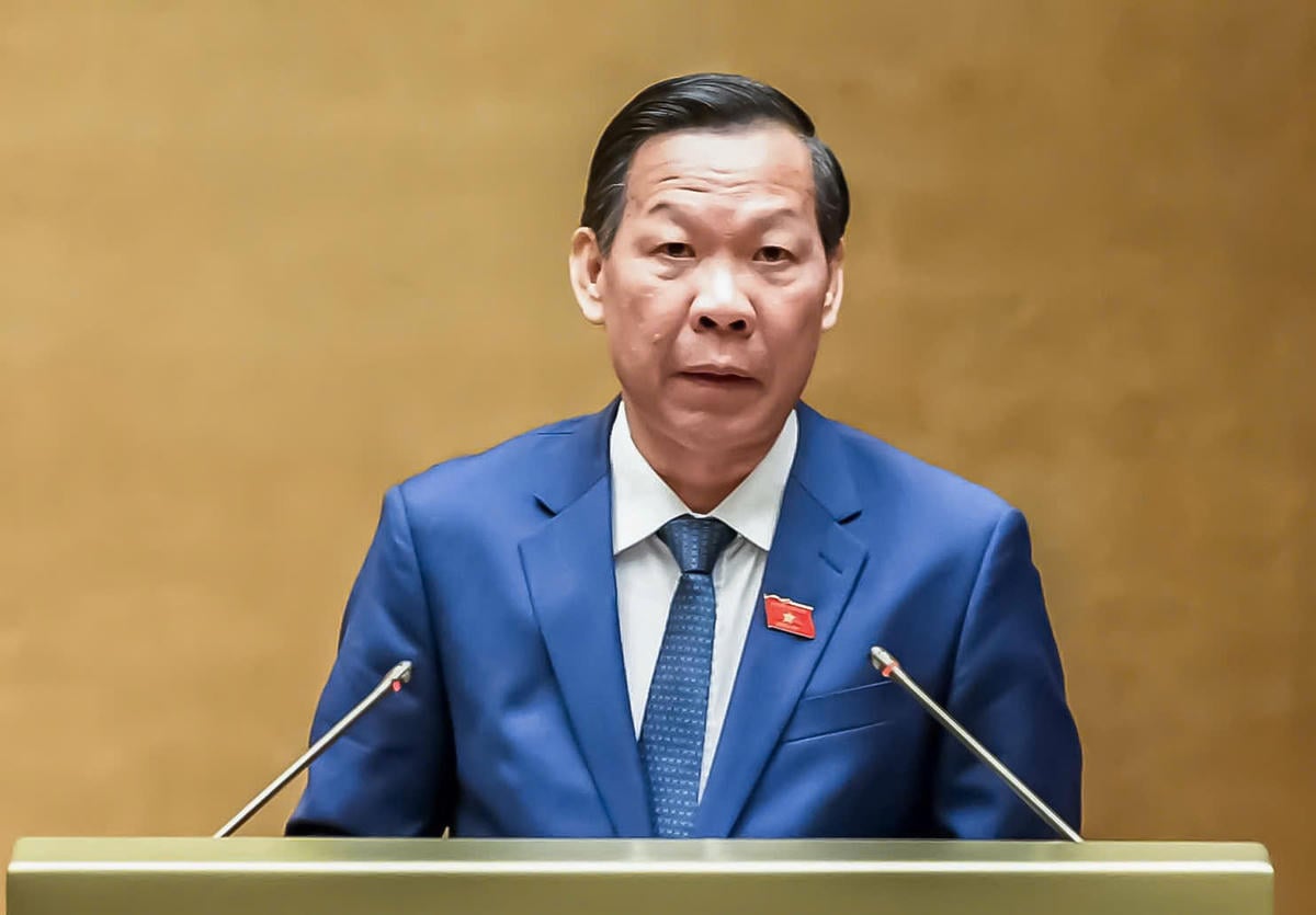O presidente da Comissão de Assuntos Econômicos e Financeiros da Assembleia Nacional, Phan Van Mai, apresenta o relatório de inspeção. Foto: Quang Vinh
