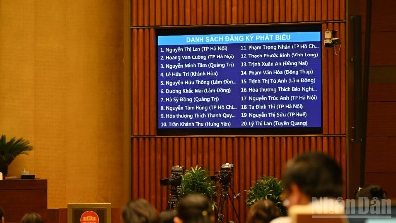 Делегаты зарегистрировались для выступления на утреннем заседании 8 декабря. (Фото: ДУЙ ЛИНЬ)