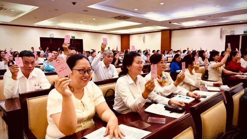 Afgevaardigden stemden om het aantal kandidaten goed te keuren dat genomineerd was voor de 16e Nationale Vergadering voor de periode 2026-2031 in Ho Chi Minhstad. (Foto: VUONG LE)
