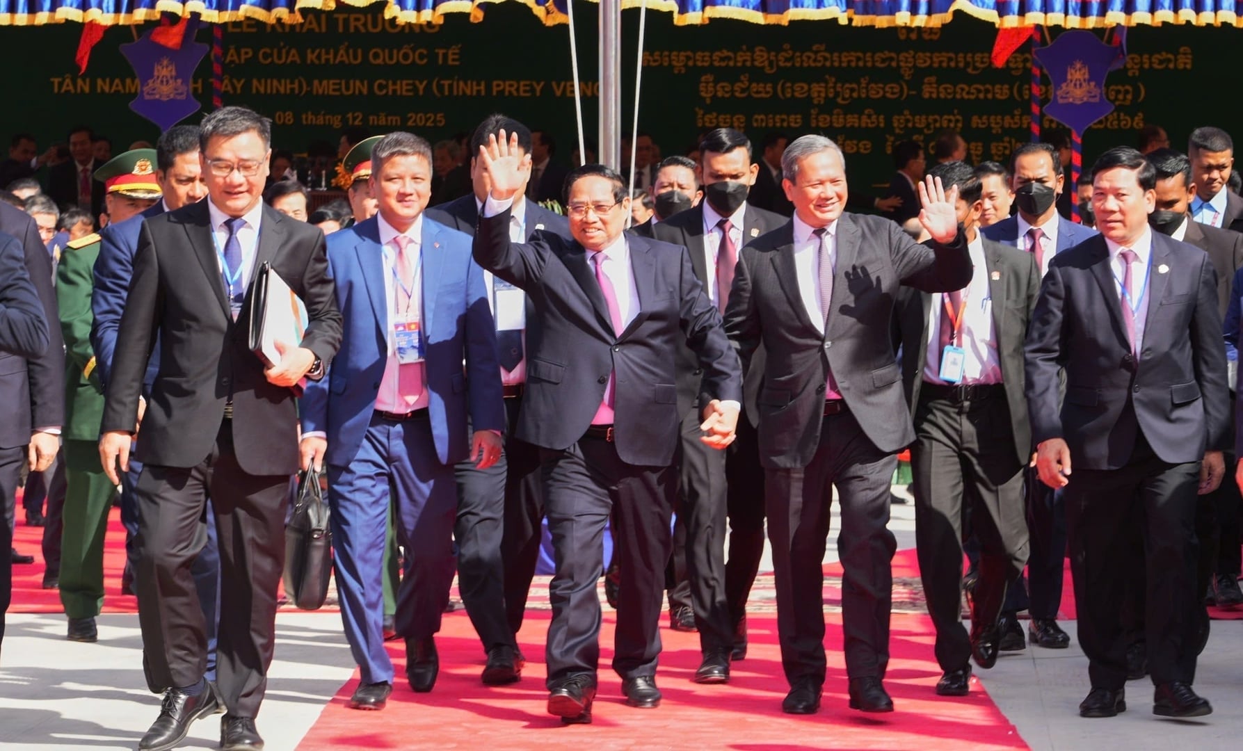 حضر رئيس الوزراء فام مينه تشينه ورئيس الوزراء الكمبودي هون مانيت حفل افتتاح بوابة الحدود الدولية تان نام (مقاطعة تاي نينه) - ميون تشي (مقاطعة بري فينغ). الصورة: ت.ت. Thủ tướng Phạm Minh Chính cùng Thủ tướng Campuchia Hun Manet tham dự Lễ khai trương Cặp cửa khẩu quốc tế Tân Nam (tỉnh Tây Ninh) - Meun Chey (tỉnh Prey Veng). Ảnh: T.T.