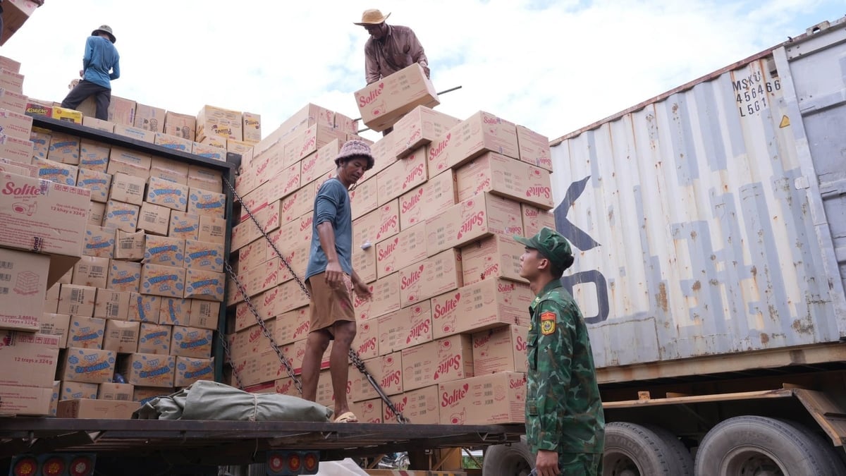 افتتاح معبر تان نام - ميون تشي الحدودي الدولي يُتيح فرصة ذهبية لتعزيز التجارة بين فيتنام وكمبوديا. الصورة: ت.ت. Việc đưa Cặp cửa khẩu quốc tế Tân Nam - Meun Chey vào hoạt động mở ra cơ hội vàng thúc đẩy giao thương Việt Nam - Campuchia. Ảnh: T.T.