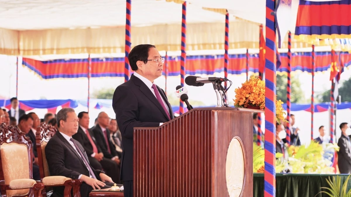 رئيس الوزراء فام مينه تشينه يلقي كلمة في حفل افتتاح بوابة الحدود الدولية تان نام (مقاطعة تاي نينه) - ميون تشي (مقاطعة بري فينغ). تصوير: ت.ت. Thủ tướng Phạm Minh Chính phát biểu tại Lễ khai trương Cặp cửa khẩu quốc tế Tân Nam (tỉnh Tây Ninh) - Meun Chey (tỉnh Prey Veng). Ảnh: T.T.