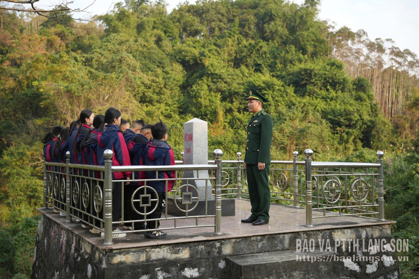 Les agents du poste de garde-frontière de Bao Lam présentent les lignes de frontière et les points de repère aux élèves de l'école primaire et secondaire de Bao Lam.