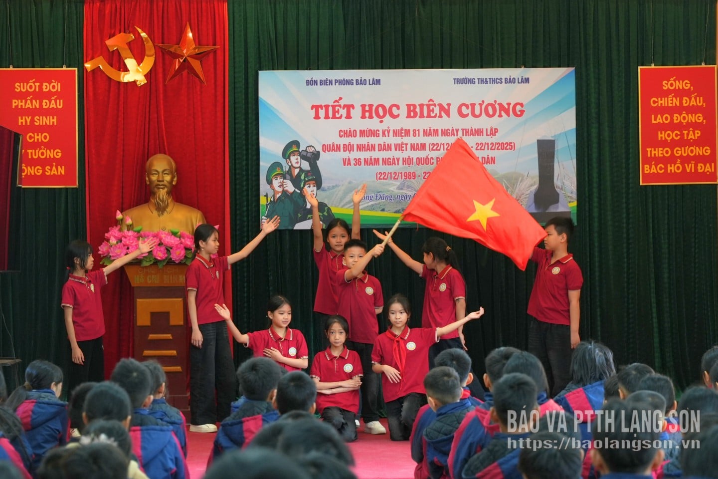 Les élèves ont présenté un spectacle musical sur le thème de l'amour de la patrie et du pays.
