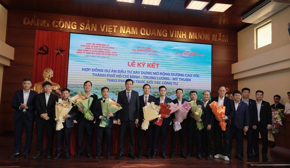 Wakil Menteri Konstruksi Bui Xuan Dung memberikan karangan bunga untuk mengucapkan selamat kepada konsorsium kontraktor yang melaksanakan Proyek Perluasan Jalan Tol Kota Ho Chi Minh - Trung Luong - My Thuan.