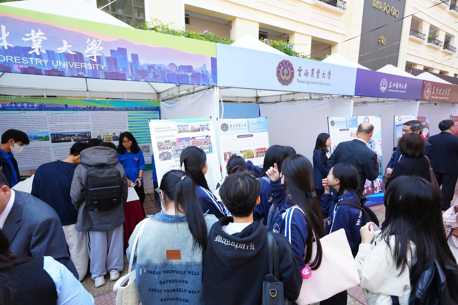 Det sjätte forumet för rektorer vid universitet i Röda flodbassängen-4.jpg