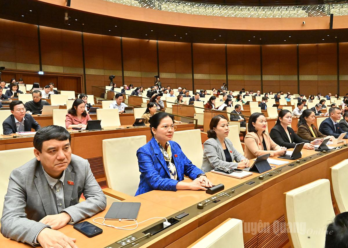 ホールでの討論会に参加する州議会代表団。
