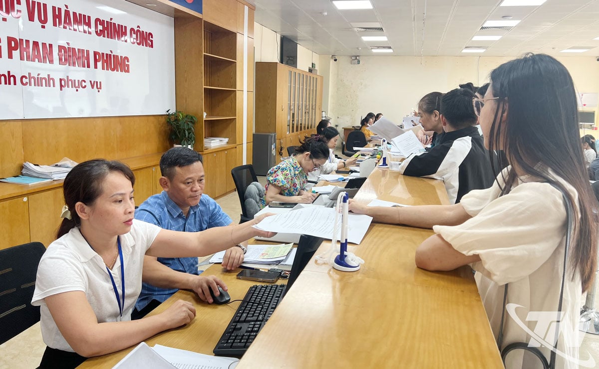 Το Κέντρο Υπηρεσιών Δημόσιας Διοίκησης της περιφέρειας Phan Dinh Phung δημιουργεί ένα σύγχρονο, επαγγελματικό εργασιακό περιβάλλον χωρίς καπνό.