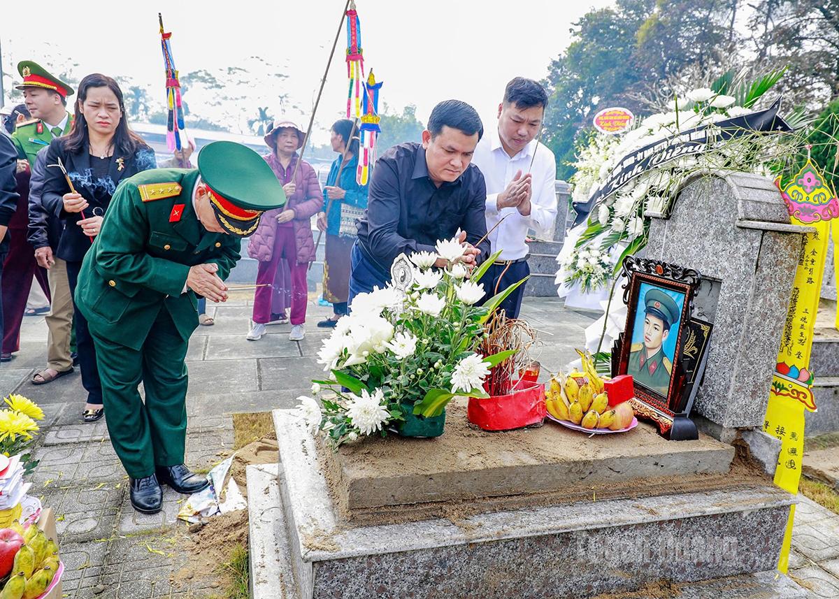 Şehit Nguyen Van Kho'nun naaşı Tuyen Quang ilindeki Şehitler Mezarlığı'na defnedildi.