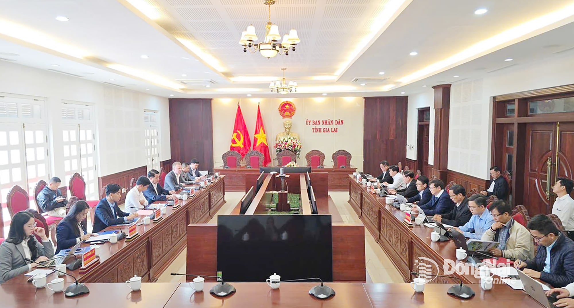 ສາກ​ການ​ຕ້ອນຮັບ ​ແລະ ​ເຮັດ​ວຽກ​ຂອງ​ປະທານ​ຄະນະ​ກຳມະການ​ປະຊາຊົນ​ແຂວງ Gia Lai ທ່ານ Pham Anh Tuan ກັບ 2 ບໍລິສັດ.   