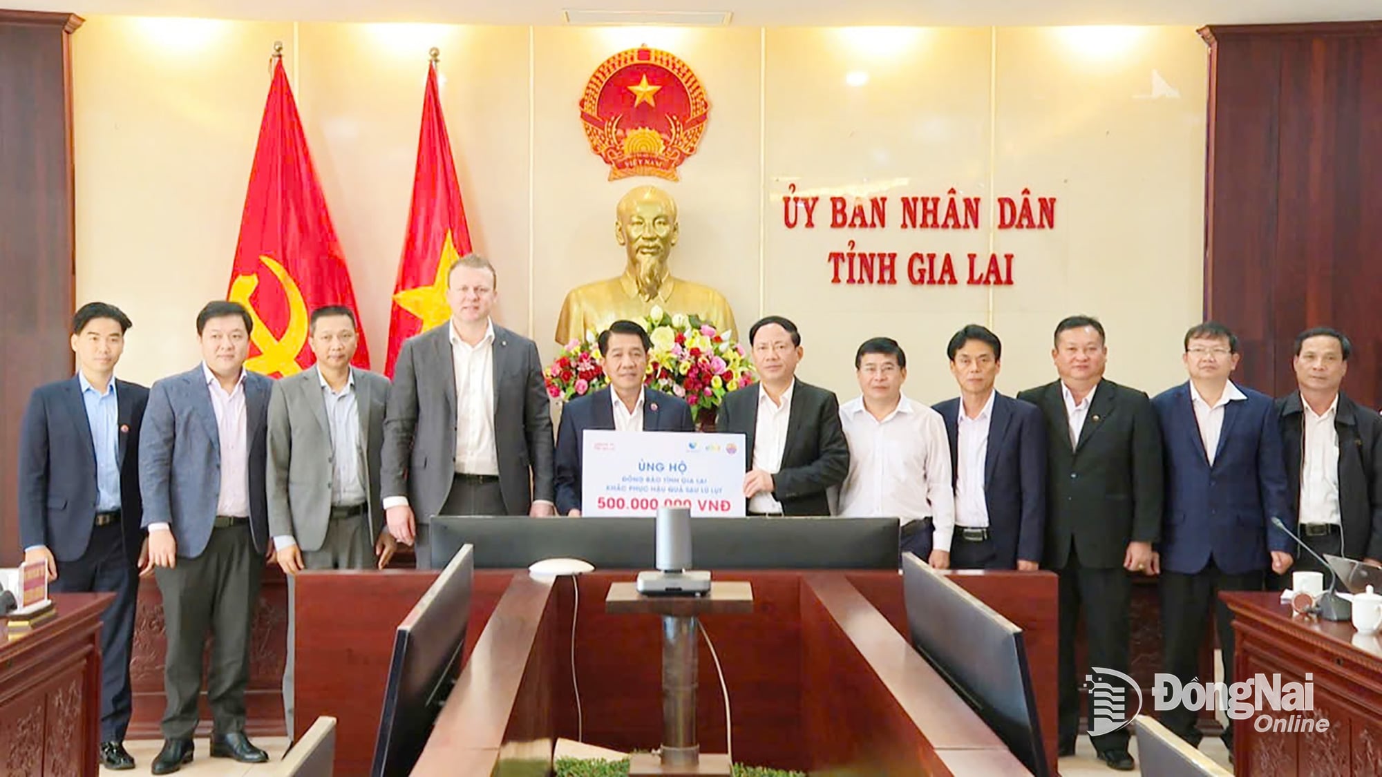 ຜູ້ຕາງໜ້າ​ຂອງ​ສອງ​ບໍລິສັດ​ໄດ້​ມອບ​ເງິນ 500 ລ້ານ​ດົ່ງ ​ເພື່ອ​ໜູນ​ຊ່ວຍ​ປະຊາຊົນ​ທີ່​ໄດ້​ຮັບ​ຜົນ​ກະທົບ​ຈາກ​ພາຍຸ ​ແລະ ​ໄພ​ນ້ຳ​ຖ້ວມ​ຢູ່​ແຂວງ ກ໋າຍ​ເລີ.