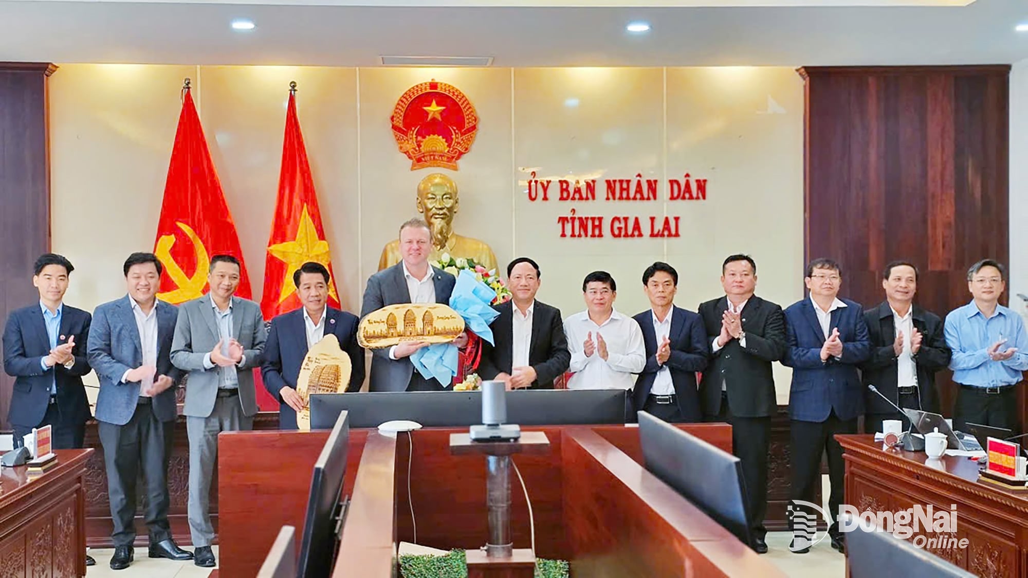 ທ່ານ​ປະ​ທານ​ຄະ​ນະ​ກຳ​ມະ​ການ​ປະ​ຊາ​ຊົນ​ແຂວງ Gia Lai ທ່ານ Pham Anh Tuan ມອບ​ຂອງ​ທີ່​ລະ​ນຶກ​ໃຫ້​ບັນ​ດາ​ຜູ້​ຕາງ​ໜ້າ​ຂອງ 2 ບໍ​ລິ​ສັດ.