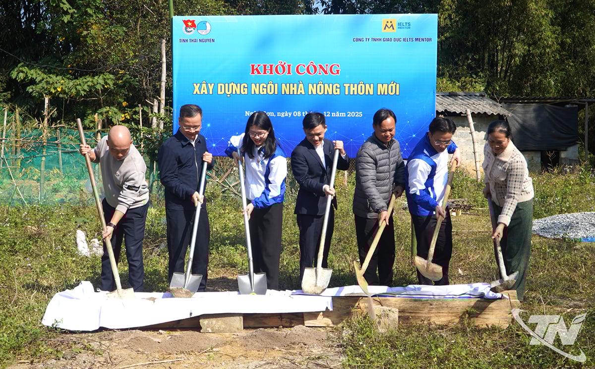 A început construcția de noi case rurale.