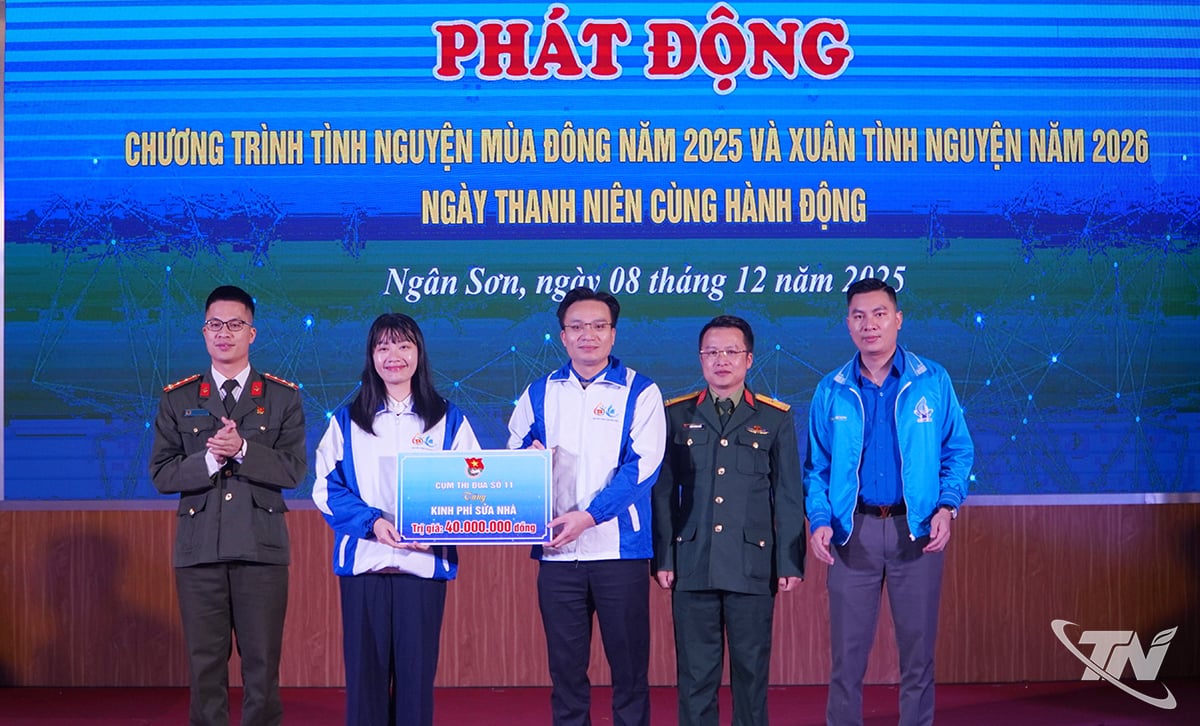 Donarea de computere elevilor de la Școala Gimnazială Van Tung, comuna Ngan Son.