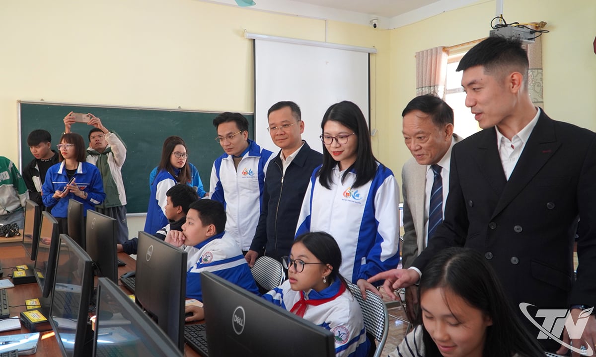 Donarea de computere elevilor de la Școala Gimnazială Van Tung, comuna Ngan Son.