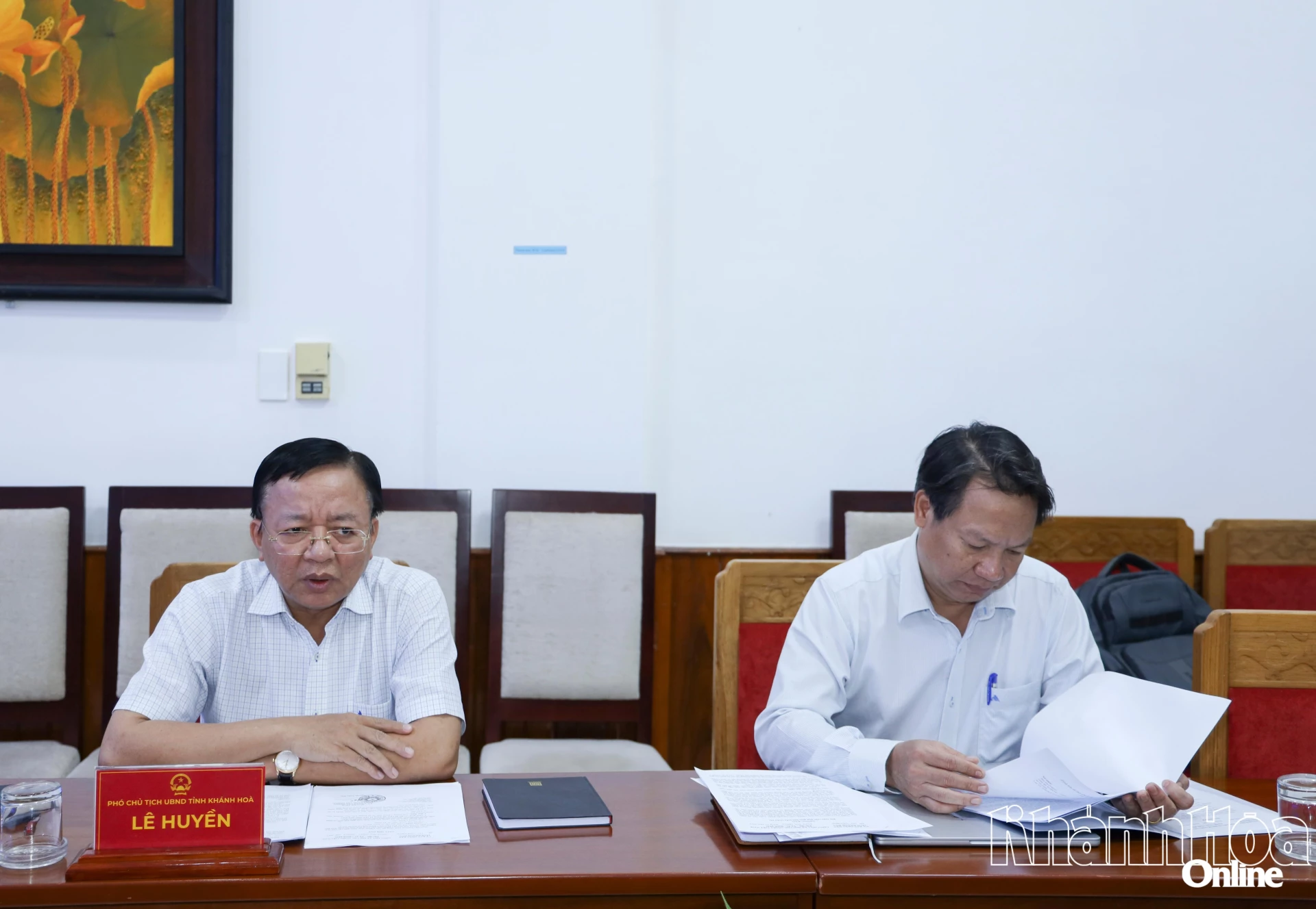 O camarada Le Huyen, vice-presidente do Comitê Popular Provincial, presidiu a reunião.
