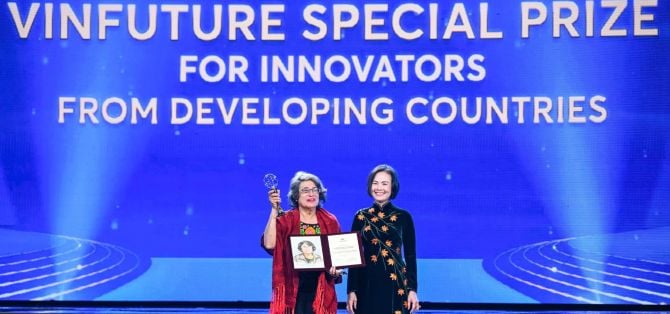 GS María Esperanza Martínez-Romero trong lễ trao giải VinFuture đặc biệt dành cho các nhà sáng tạo tới từ các quốc gia đang phát triển.