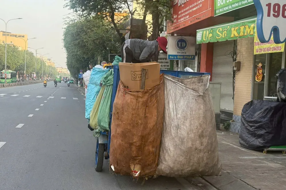 Afvalinzamelingseenheid op Le Trong Tan-straat, Tay Thanh-wijk, HCMC