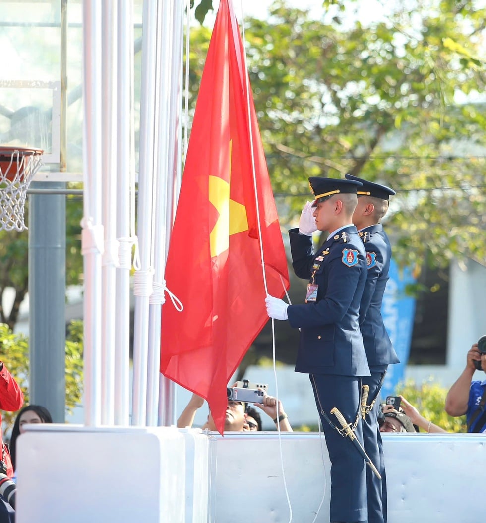 Xúc động hình ảnh Quốc kỳ Việt Nam trong lễ thượng cờ tại SEA Games 33- Ảnh 2.