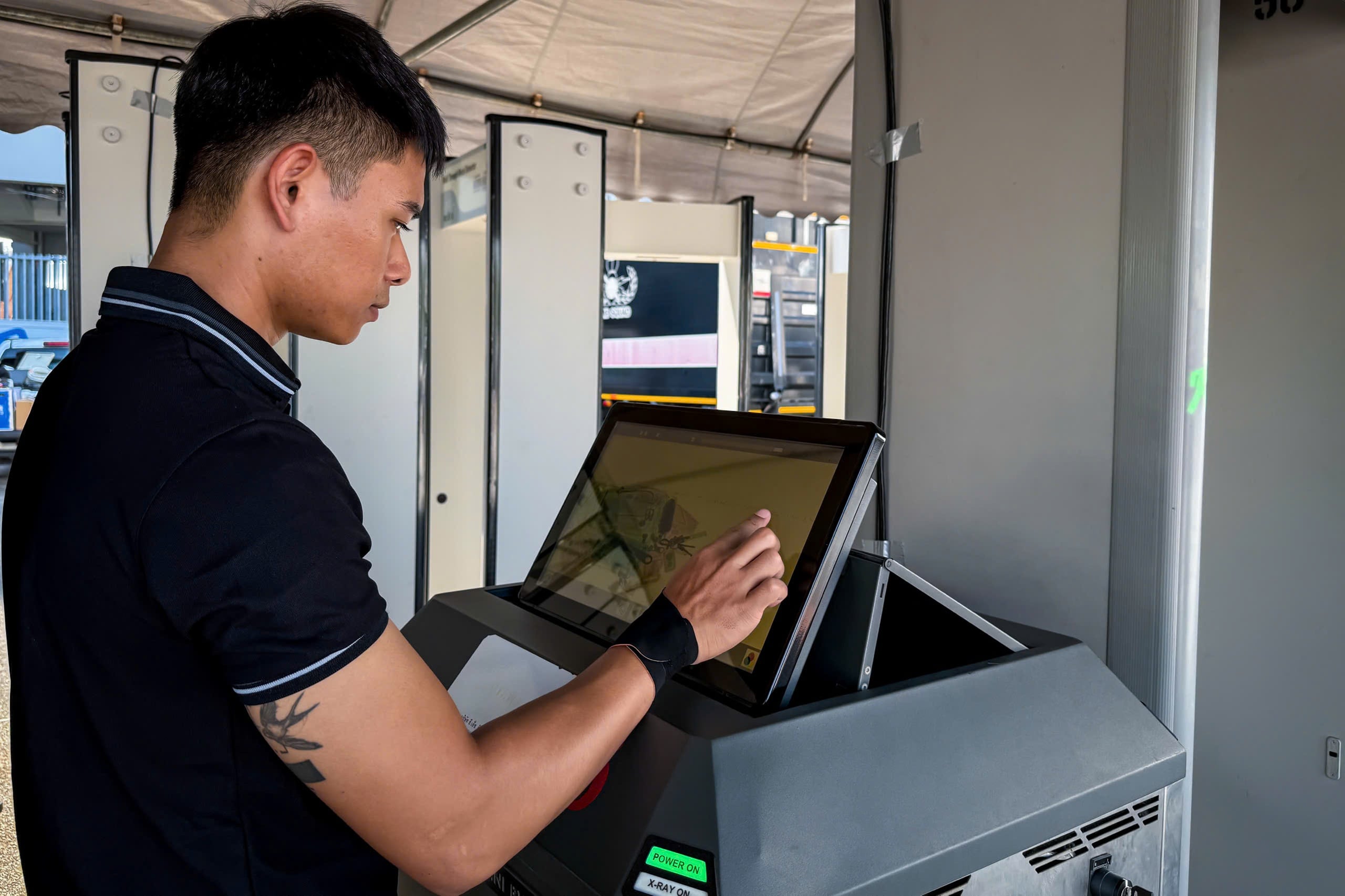 Trước khai mạc SEA Games 33: Đặc nhiệm rà phá bom mìn xuất hiện tại sân Rajamangala- Ảnh 7.