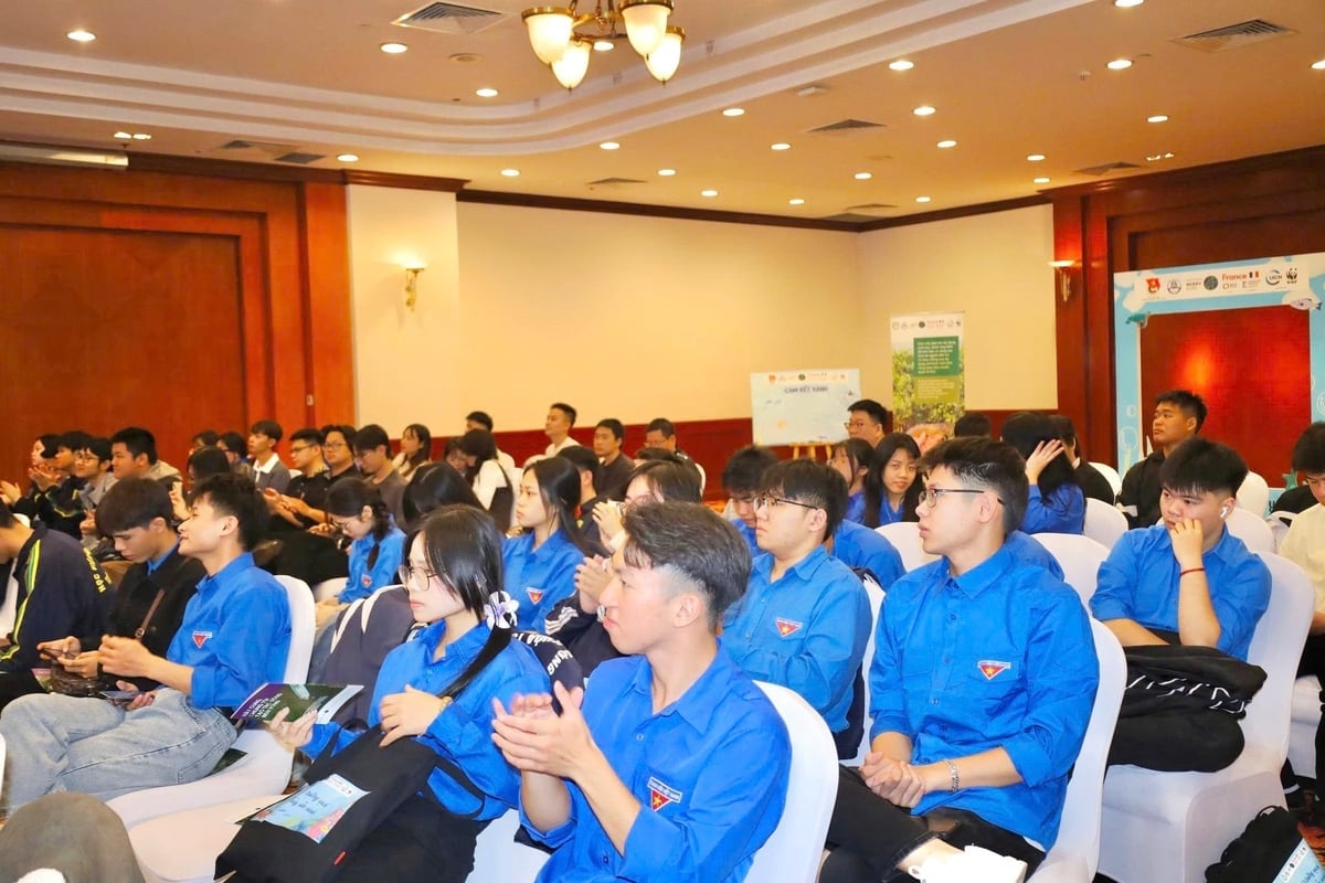 أعضاء اتحاد الشباب يتابعون نقاشًا في ندوة حول التنمية المستدامة للاستزراع المائي. تصوير: هونغ نغوك. Đoàn viên, thanh niên theo dõi các nội dung trao đổi tại tọa đàm về phát triển thủy sản bền vững. Ảnh: Hồng Ngọc.