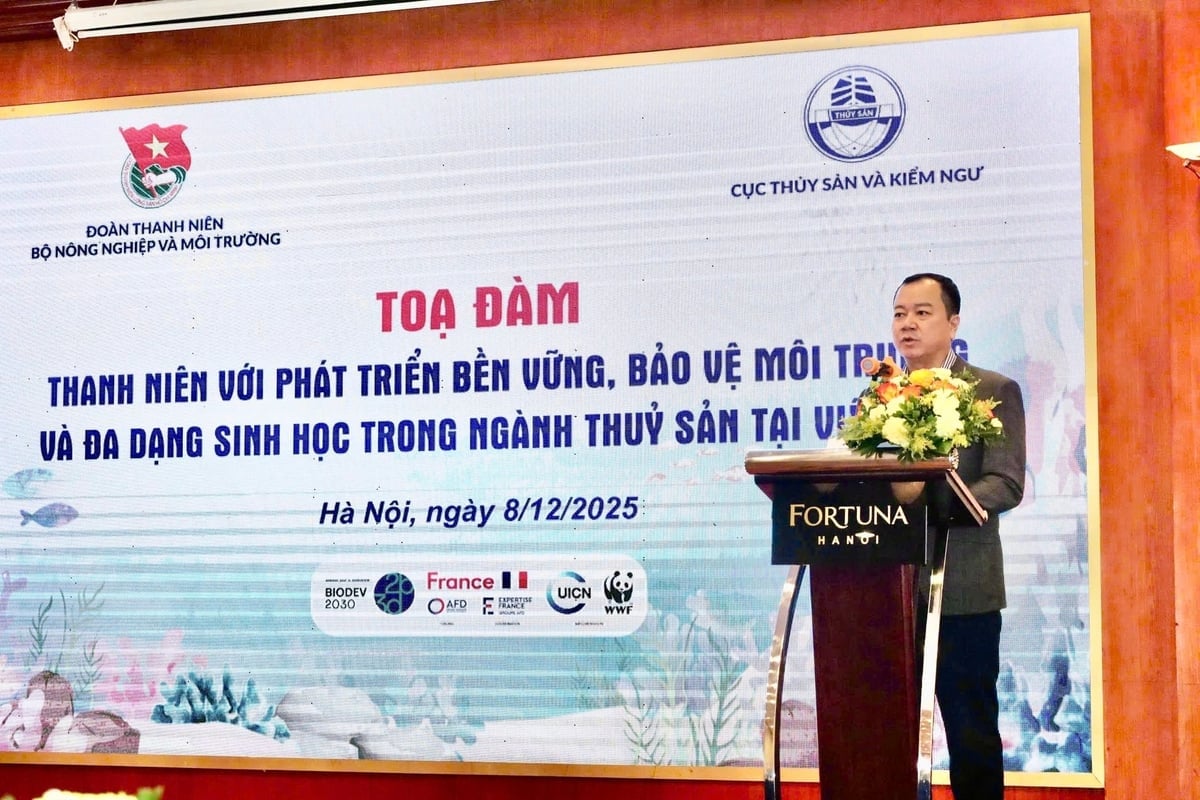 قدّم السيد تران دينه لوان، مدير إدارة مصايد الأسماك ومراقبة مصايد الأسماك (وزارة الزراعة والبيئة)، معلوماتٍ حول توجه إعادة هيكلة القطاع نحو الاستدامة، والحد من الاستغلال الطبيعي، وتطوير تربية الأحياء المائية البحرية، ومكافحة التلوث البيئي. تصوير: هونغ نغوك. Ông Trần Đình Luân, Cục trưởng Cục Thủy sản và Kiểm ngư (Bộ Nông nghiệp và Môi trường), thông tin về định hướng tái cơ cấu ngành theo hướng bền vững, giảm khai thác tự nhiên, phát triển nuôi biển và kiểm soát ô nhiễm môi trường. Ảnh: Hồng Ngọc.